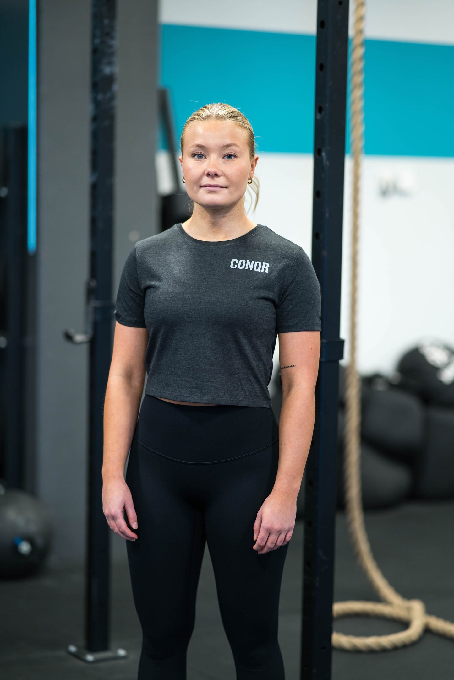 CONQR LITE CROPPED T-SHIRT BLACK