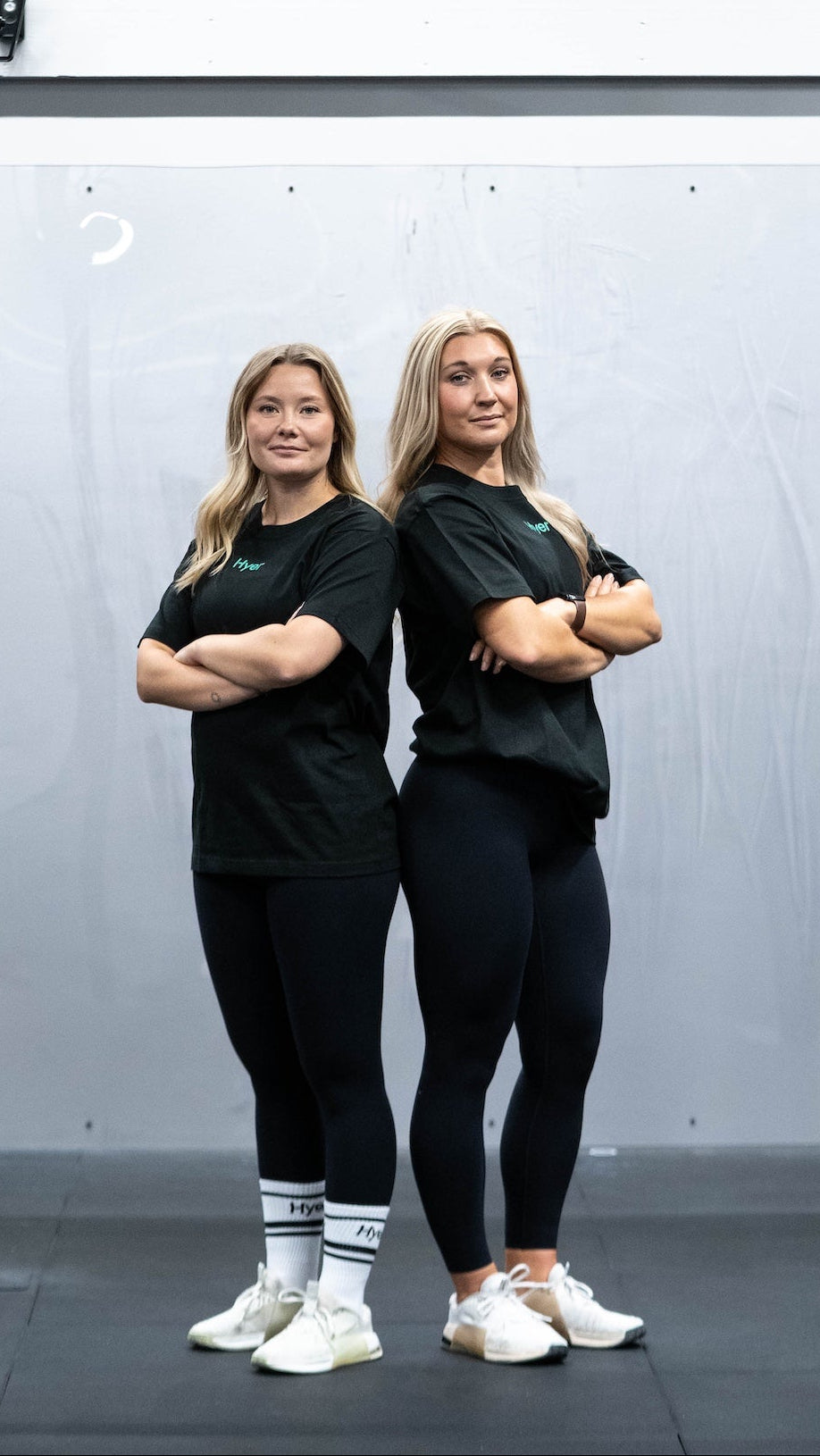 RISE HYER REGULAR FIT TEE BLACK