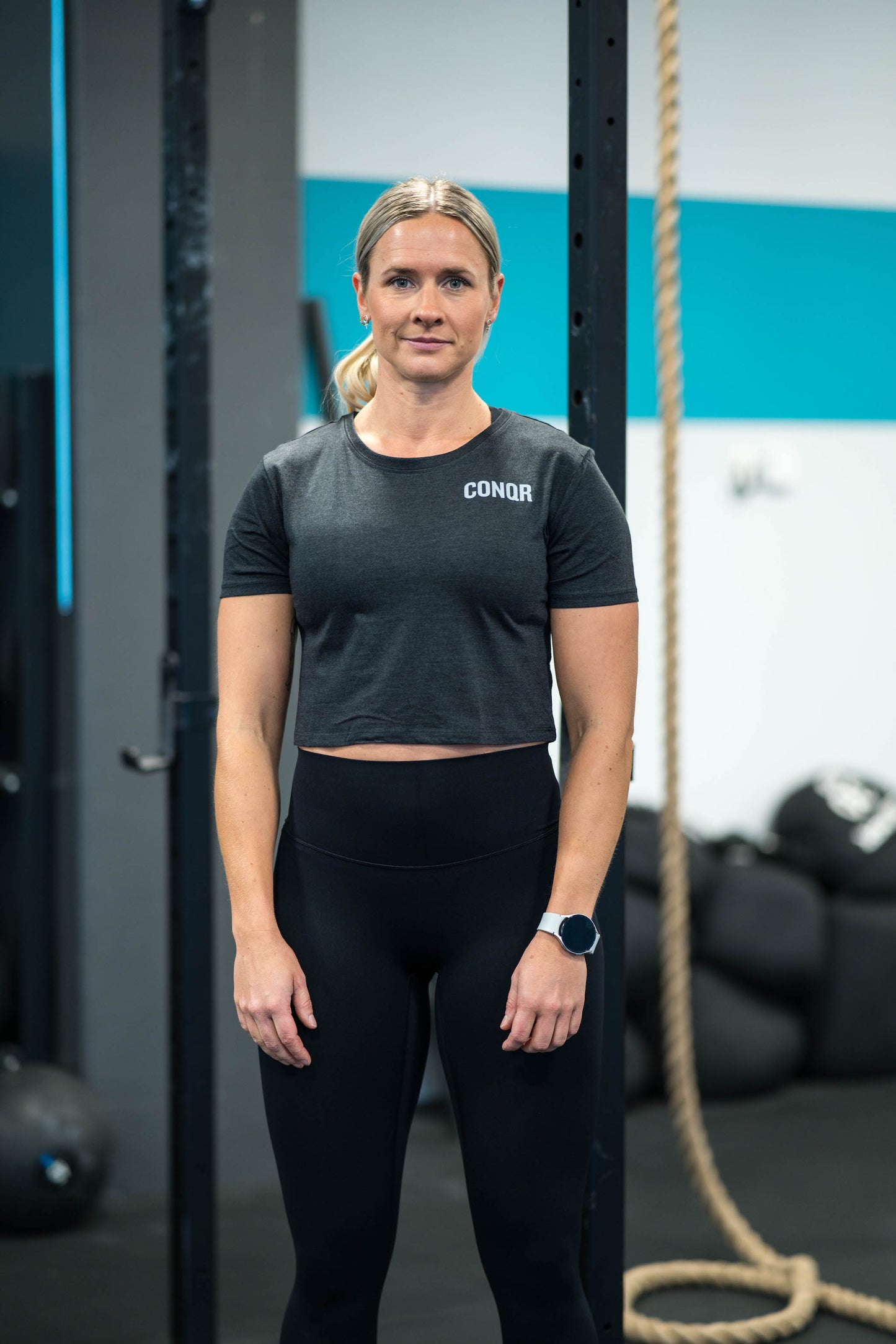 CONQR LITE CROPPED T-SHIRT BLACK