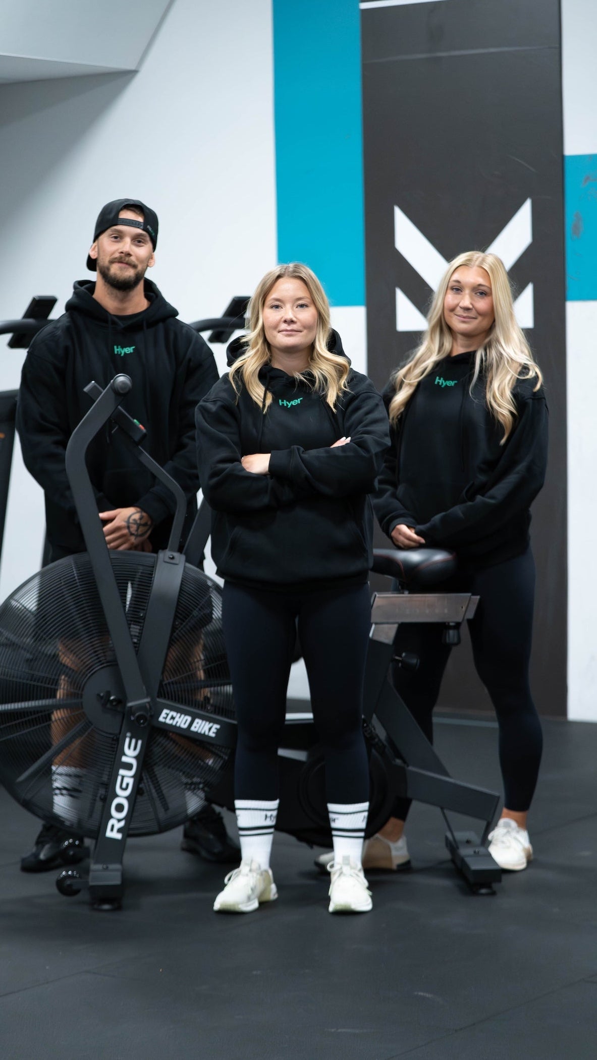 RISE HYER HOODIE BLACK